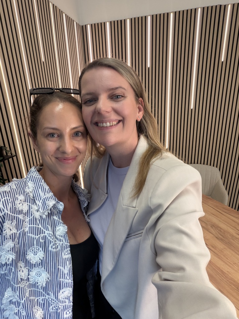 Tereza Kassasová a Darina Petráková při natáčení podcastu Kafe za 1 000 000